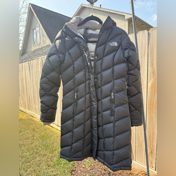 See Clip 🤩 The North Face 700 Down Fill Black  Long Winter Puffer Jacket XS - Picture 3 of 17